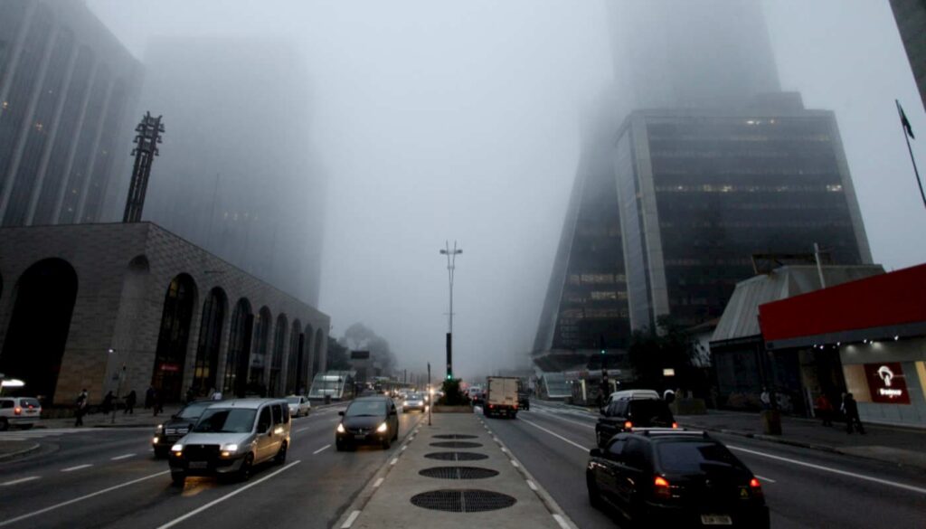 Frente fria traz chuvas fortes e ventos a partir de segunda em SP