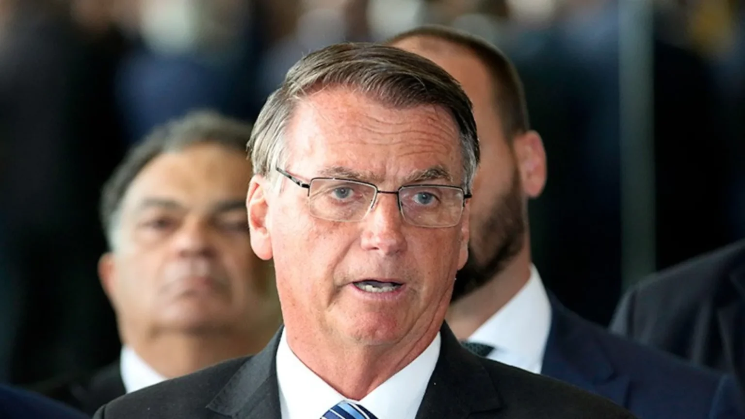 Bolsonaro melhora na UTI, mas segue em tratamento renal