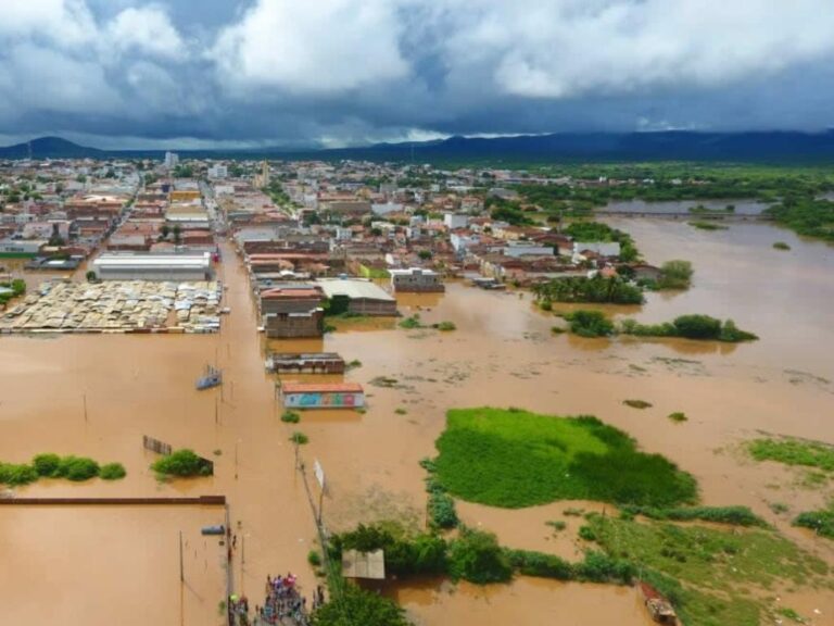 Chuvas devastam Pernambuco e Paraíba, com mortes e milhares de desabrigados marcando o início de maio